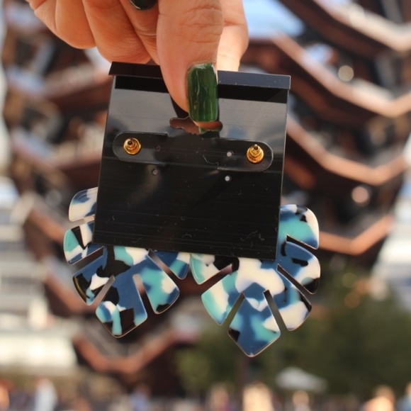 New leaf leaves gold dangle acrylic studs earrings - Picture 5 of 7